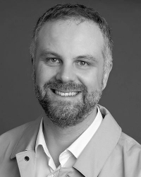 Porträt Christian Huber Mann mit Bart schwarzweiß