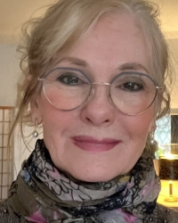 Porträt Frau mit Brille und blonden, aufgesteckten Haaren