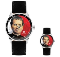 Armbanduhr mit Porträt von Don Bosco vor rot-weißem Hintergrund mit Don Bosco Logo und schwarzem Armband