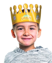 Kind mit gelber Namenstagskrone mit dem Namen Linus