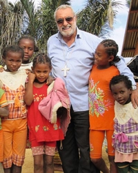 Salesianerbischof Rosario Vella mit Kindern in Madagaskar 