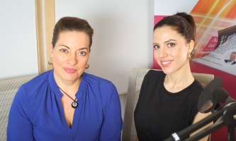 Host Julia Dahmen (links) und ihre Gästin Louisa im Studio.