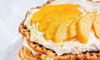 Waffeltorte mit Mangoscheiben auf Teller