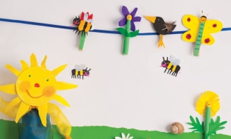 Girlande mit Biene, Blume, Vogel und Schmetterling aus bunt bemalten Wäscheklammern und Papier