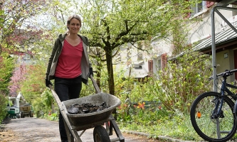 Isabella Sedivy schiebt eine Schubkarre mit Asphaltbrocken in Zürich