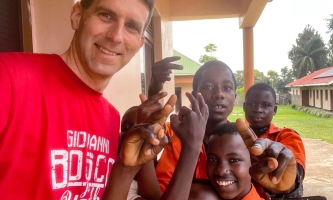 Mann macht Selfie mit Jungen vor Gebäuden
