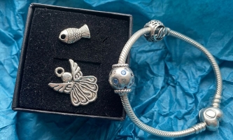 Silbernes Armband mit Schmuckschachtel und Anhängern in Engel-, Herz- und Fischform