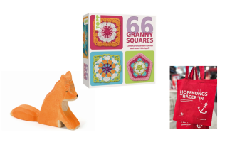 Fuchsfigur aus Holz, Packung Granny Squares mit Häkeldeckchen, rote Henkeltasche mit Aufschrift Hoffungsträger*in, Anker und Don Bosco Logo