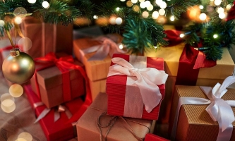Viele Geschenke unter einem Weihnachtsbaum
