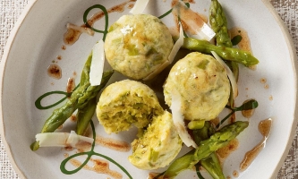 Spargelknödel, dekorativ angerichtet auf Teller