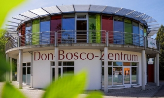 Rundbau mit bunten Fenstern: das Don-Bosco-Zentrum Manege in Berlin-Marzahn