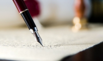 Füller schreibt auf Papier