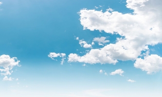 blauer Himmel mit weißen Wolken, die sich auflösen
