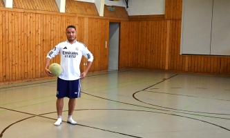 Mahdi Hussaini in der Sporthalle von Don Bosco Regensburg