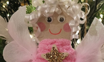 Gebastelter Engel mit Wackelaugen, Locken aus Geschenkband und Kleid aus rosa Pfeifenputzerdraht