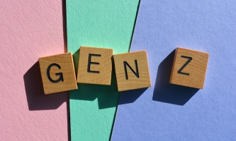 Auf vier Holzwürfeln stehen die Buchstaben G, E, N, Z. Der Hintergrund ist farbig.