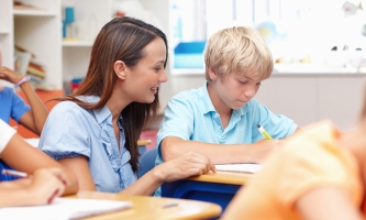 Eine Lehrerin erklärt einem Schüler während des Unterrichts etwas.