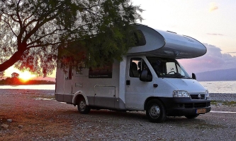 Wohnmobil an See im Sonnenuntergang