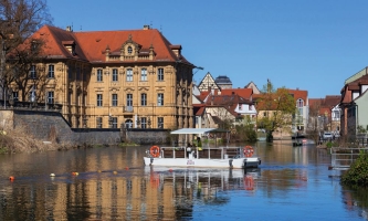 Fähre quert Fluss in Bamberger Altstadt