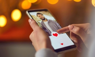 Hände von Frau tippen auf Handy mit Dating-App