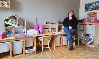 Nadine Knoll in einem Zimmer der Wohngruppe