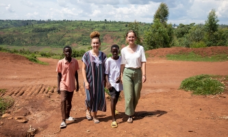 Sonja und Gesine mit zwei Freunden aus Ruanda