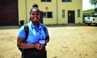Junge Frau lächelnd vor Don Bosco Gebäude in Freetown