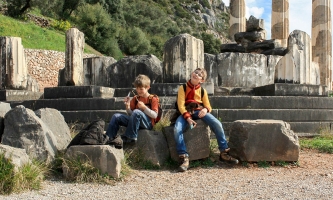 Zwei Jungen machen Pause in der antiken Stadt Delphi.
