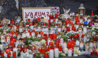 Kerzen und Blumen auf der Straße 