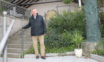 Mann an Treppe vor Kirche 