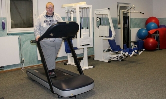 Manuel Eichinger im Fitnessraum in Aschau-Waldwinkel