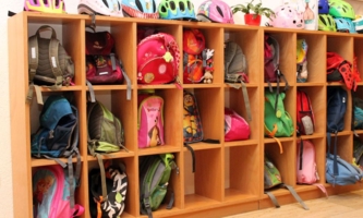 Garderobe in einem Kindergarten 