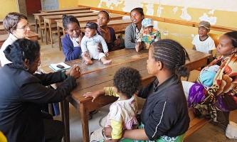 Zwei Frauen mit Baby bei Don Bosco auf Madagaskar 