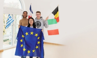Drei Jugendliche mit Europa-Fahne 