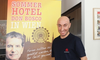 Mann in Sommerhotel Don Bosco in Wien 