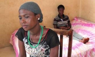 Zwei junge, nachdenkliche Frauen in einem Zimmer bei Don Bosco in Sierra Leone 