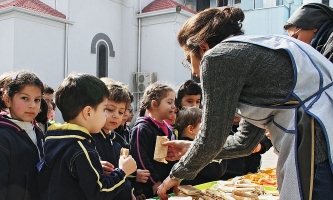 Kinder bei Essensausgabe 
