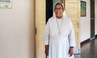 Schwester Rozy vor Tür 