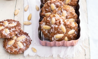 Nürnberger Elisenlebkuchen dekorativ angerichtet auf einem Holzbrett 