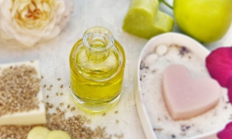 Naturkosmetik schön dekoriert mit Blüten und Obst 