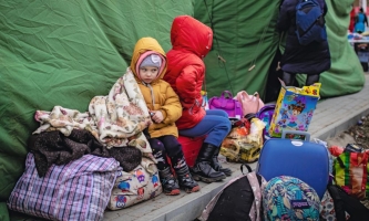 Kinder auf Gepäck vor Zelten 
