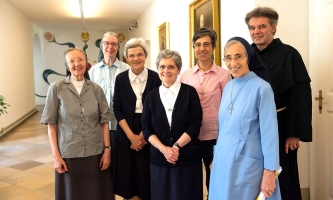 Gruppenfoto von Mitgliedern der vier Ordensgemeinschaften