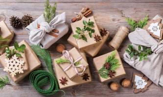 Geschenke mit Naturmaterialien dekoriert