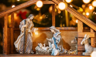 Geschnitzte Weihnachtskrippe mit Maria, Josef, dem Kind und einem Esel 
