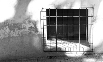schwarz-weiß Aufnahme eines Gefängnisfensters