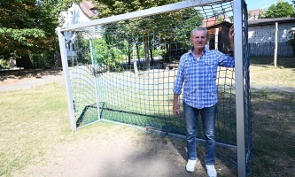 Bert Stautner vor einem Fußballtor stehend.