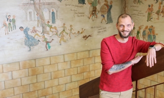 Daniel Bejat im Treppenhaus des Canisiusheimes in Bamberg.