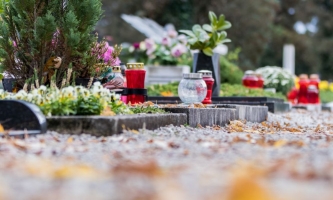 Gräber mit Kerzen und Blumen 