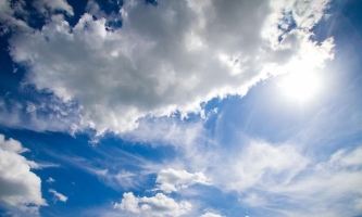 Himmel mit Wolken und Sonne 