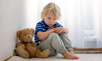 Junge sauer mit Teddy 